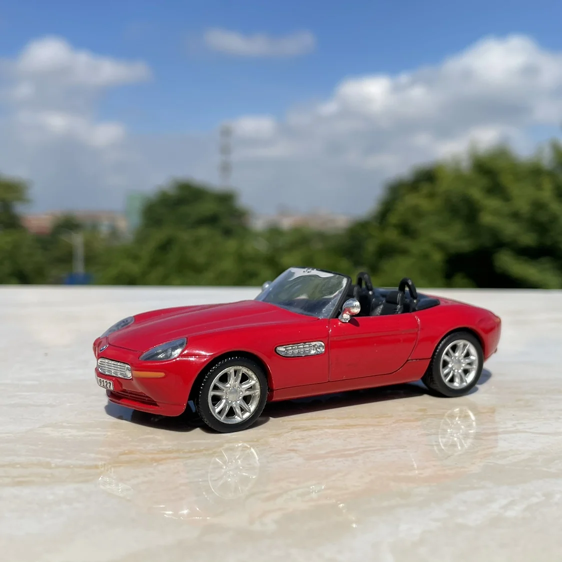 

1/43 New To Special Die cast Metal German Luxury Convertible Z 8 Roadster Model Furniture Exhibition Collection Toys