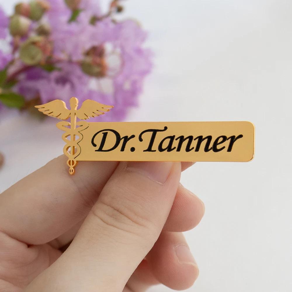 Personalize vários estilos de broches médicos, emblemas em formato de estetoscópio e placas de identificação gravadas profissionais em formato de dentista