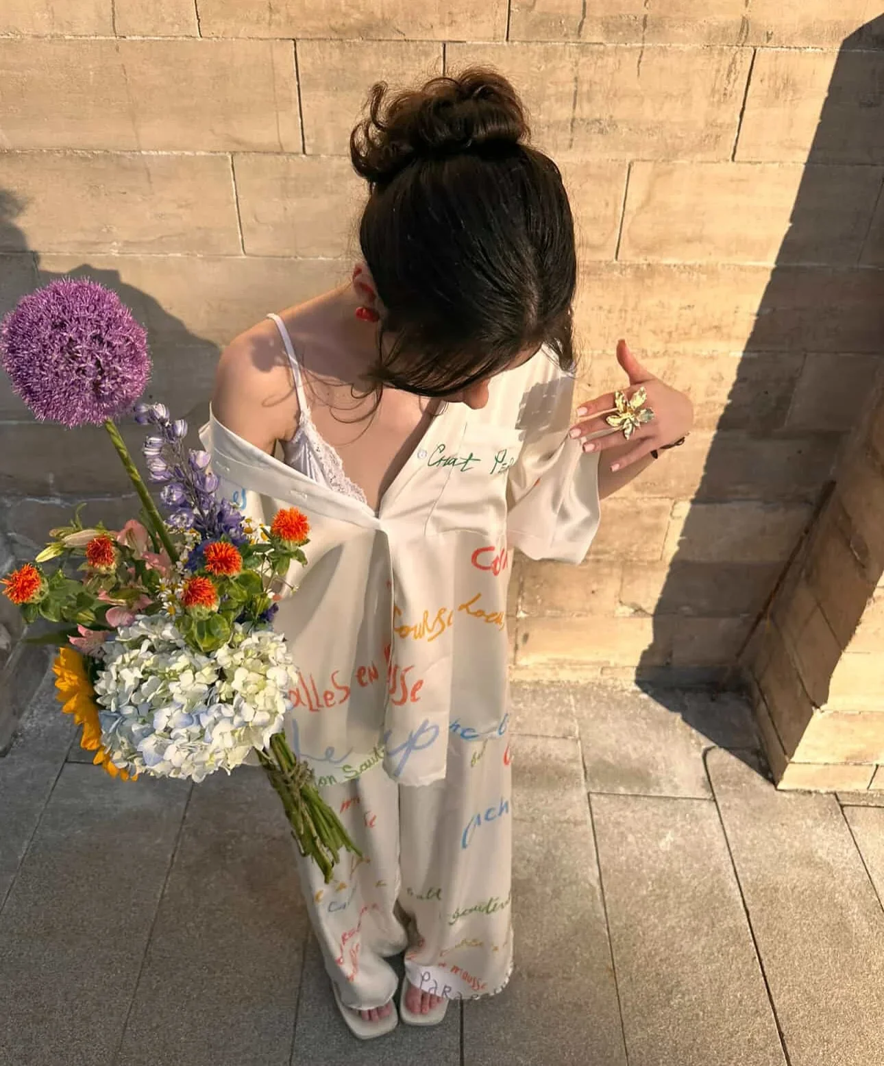 Damen Zweiteiler Set: Farbenfrohe Bluse mit Graffiti-Buchstaben-Print, Hemdkragen und Weite Hose – Urlaubskleidung – Detail 15