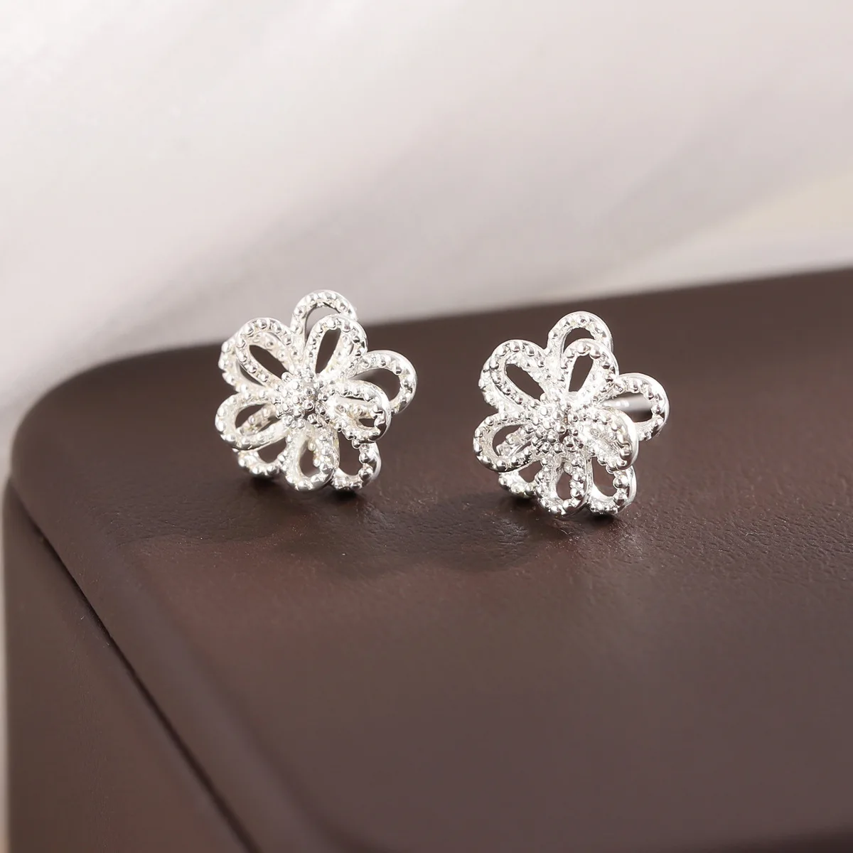 

Literary New Fashion Jewelry 925 Sterling Silver Hollow Flower Female Simple Popular Exquisite Stud Earrings E257