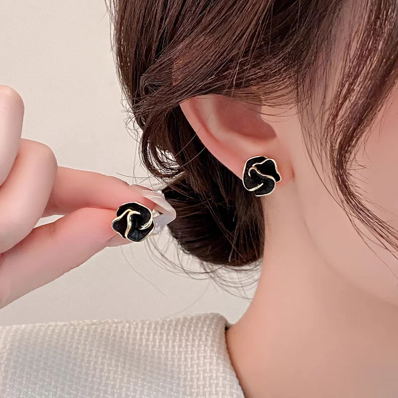 Black Enamel Flower Stud Earrings for Women Folded Unique Design Multi-layers Floral Female Small Earrings 2024 New Brincos