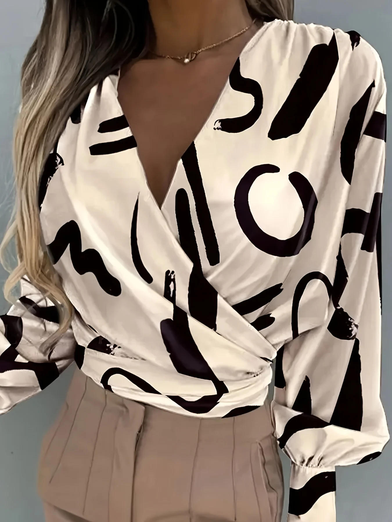 Plus-size damesshirt met elegante geometrische print, V-hals, klokmouwen en lange mouwen, perfect voor de garderobe van moderne stedelijke vrouwen