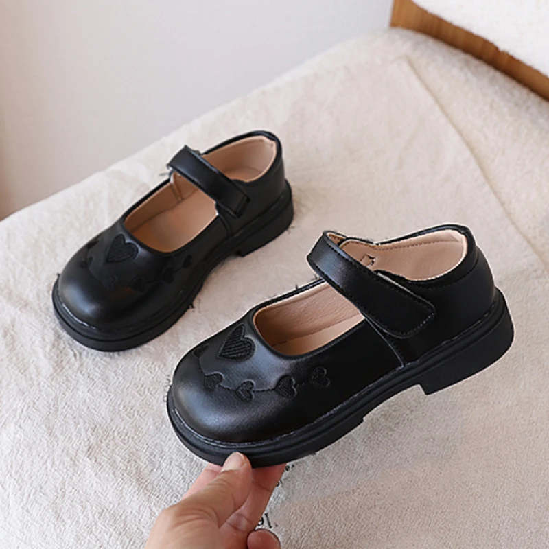 

2026 New Kids Black Mary Jane Shoes PU Leather Heart Embroidered Girls School Uniform Flats Non-Slip Soft Sole