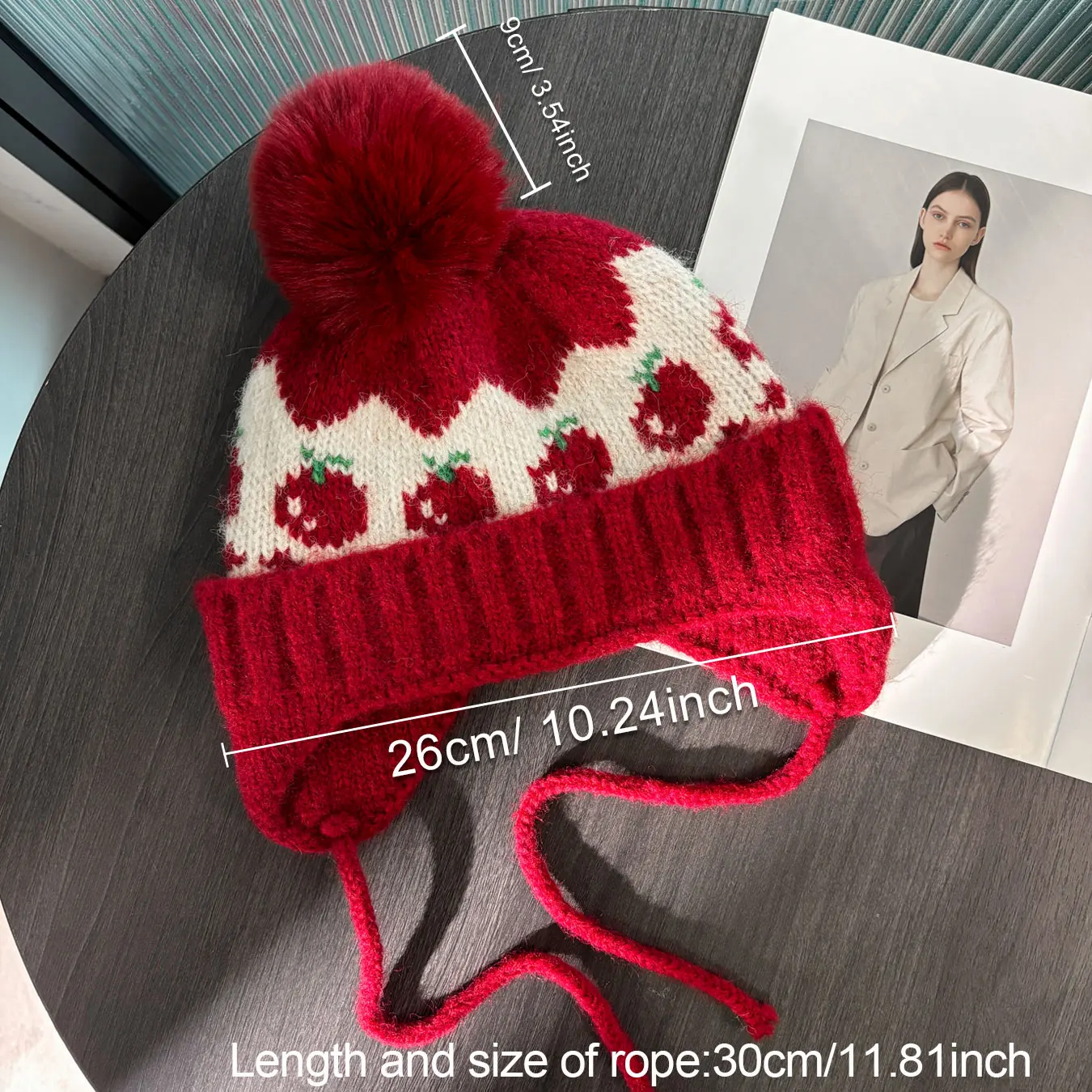 Cappello lavorato a maglia grande Pom-Pom Fair Isle, cappello lavorato a maglia invernale, modello ciliegia, caldo, resistente al freddo, antivento, design protettivo per le orecchie, cappello turbante alla moda, cappello freddo natalizio, stile casual, adatto per l'uso quotidiano in condizioni di freddo