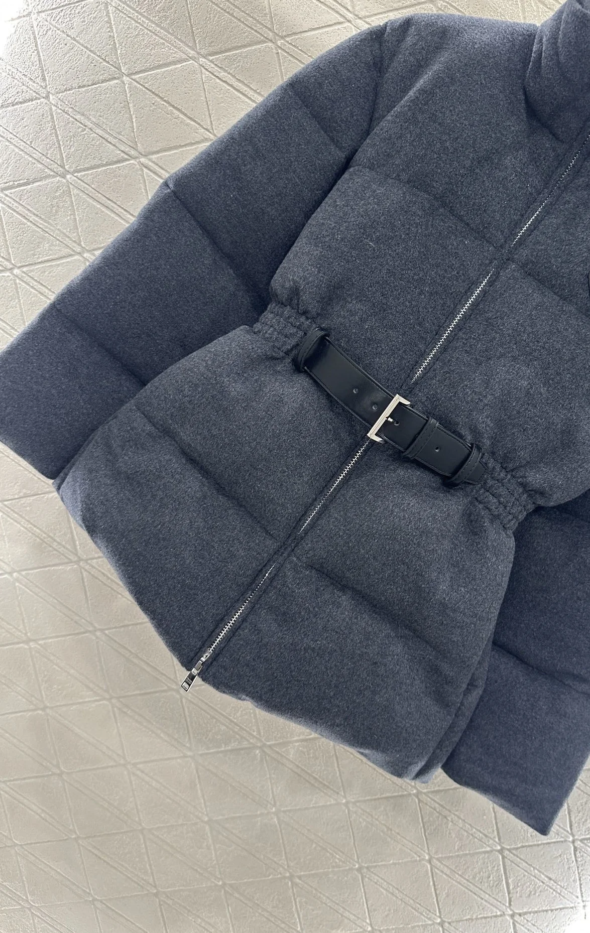 冬の新しいエレガントなスタイルのスタンドカラー、ベルト付き、ウエストシェイプのウールダウンジャケット、婦人服