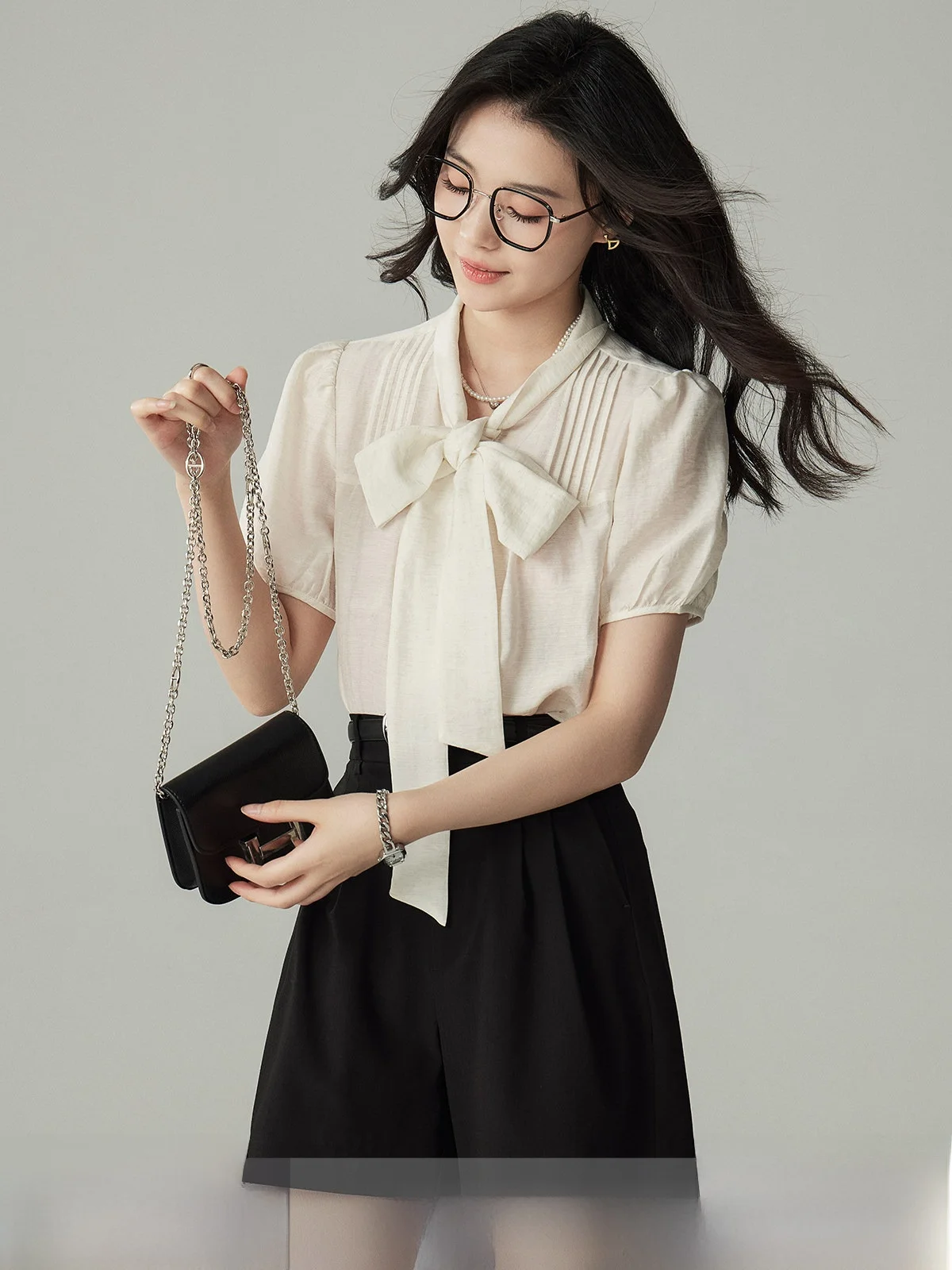 

Elegant V-Neck Short Sleeve Shirt Women's Summer Fashionable Knot Belted White Retro Shirt Breathable Skin-Friendly