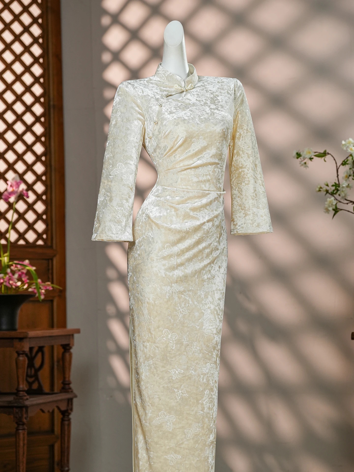 

Осенний длинный бархатный платье-ципао 2025 года, новая улучшенная версия, приталенный крой, для молодых девушек, в национальном ретро-стиле