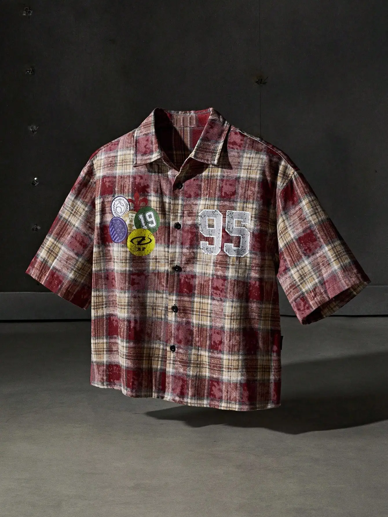 

Men's Loose Fit Plaid Short Sleeve Woven Shirt with Patch Appliqué and Numeric Print