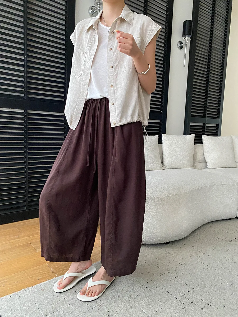 Sommerliches Damenhemd in unifarbenem Design mit Reverskragen, zwei Taschen und lockerem, kurzem Flügelärmel. – Detail 9