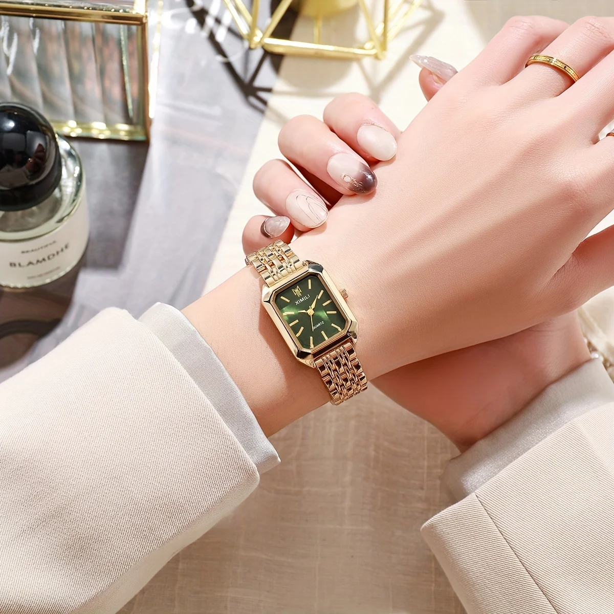 Elegant Business Quartz Watch for Ladies - A stylish gold timepiece for everyday wear