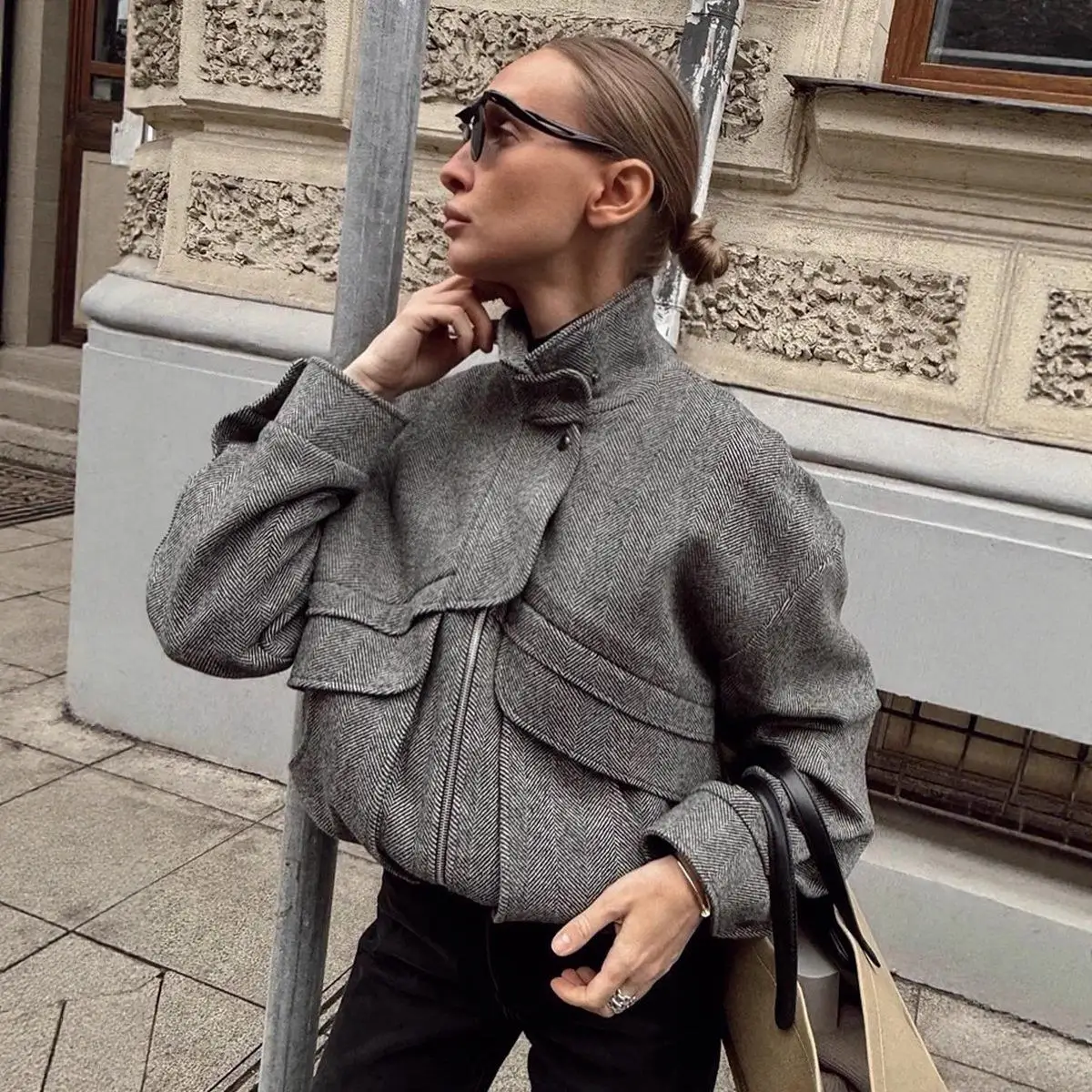 

Women's Loose Woolen Jaet with Zipper And kets Stand Collar Asymmetrical Hem Cleanfit Sle 3D Effect PU Material