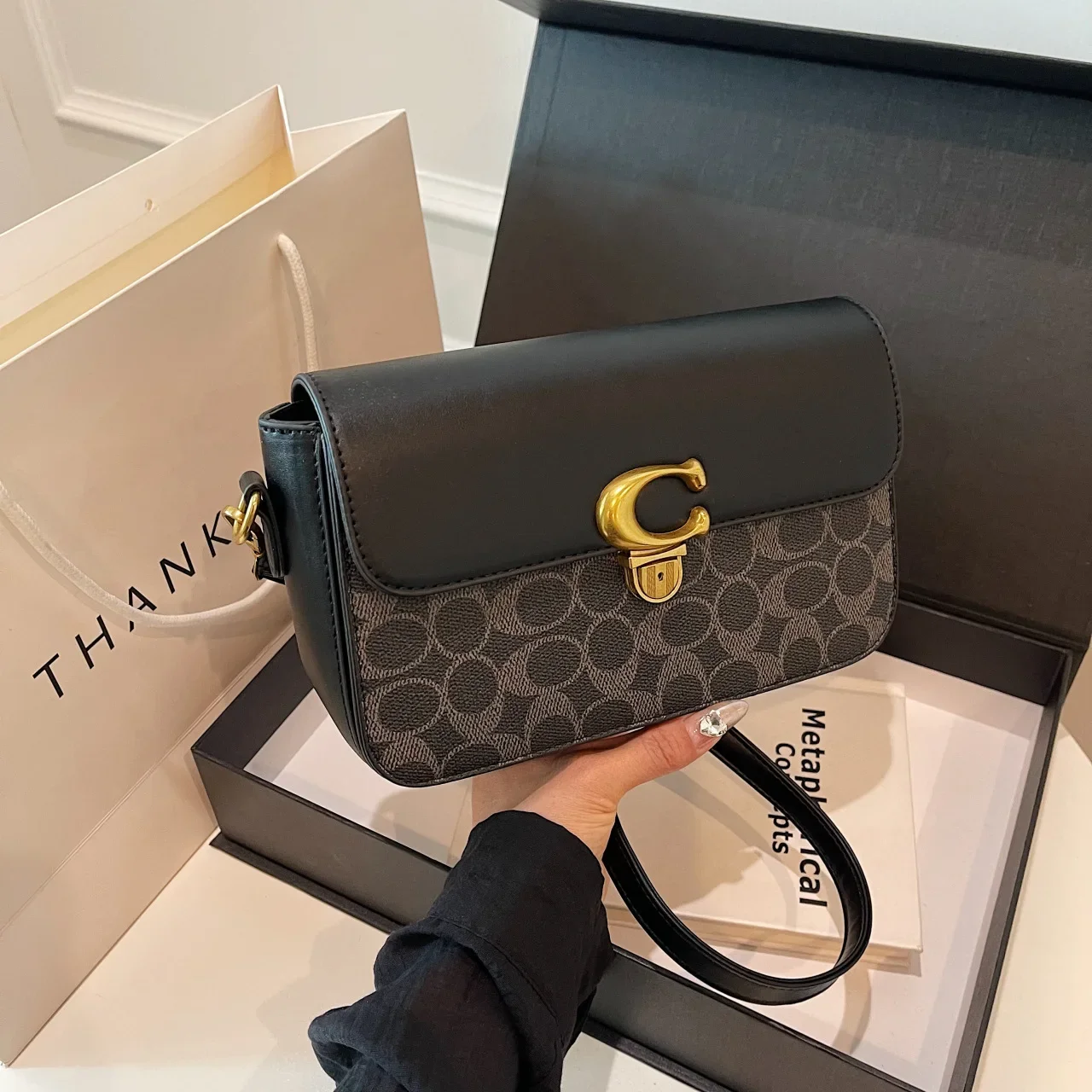 

Популярная модная женская сумка через плечо 2025 года — нишевая однотонная новинка, премиум-класса с несколькими отделениями, подходит для джинсов/оlazers/блузней