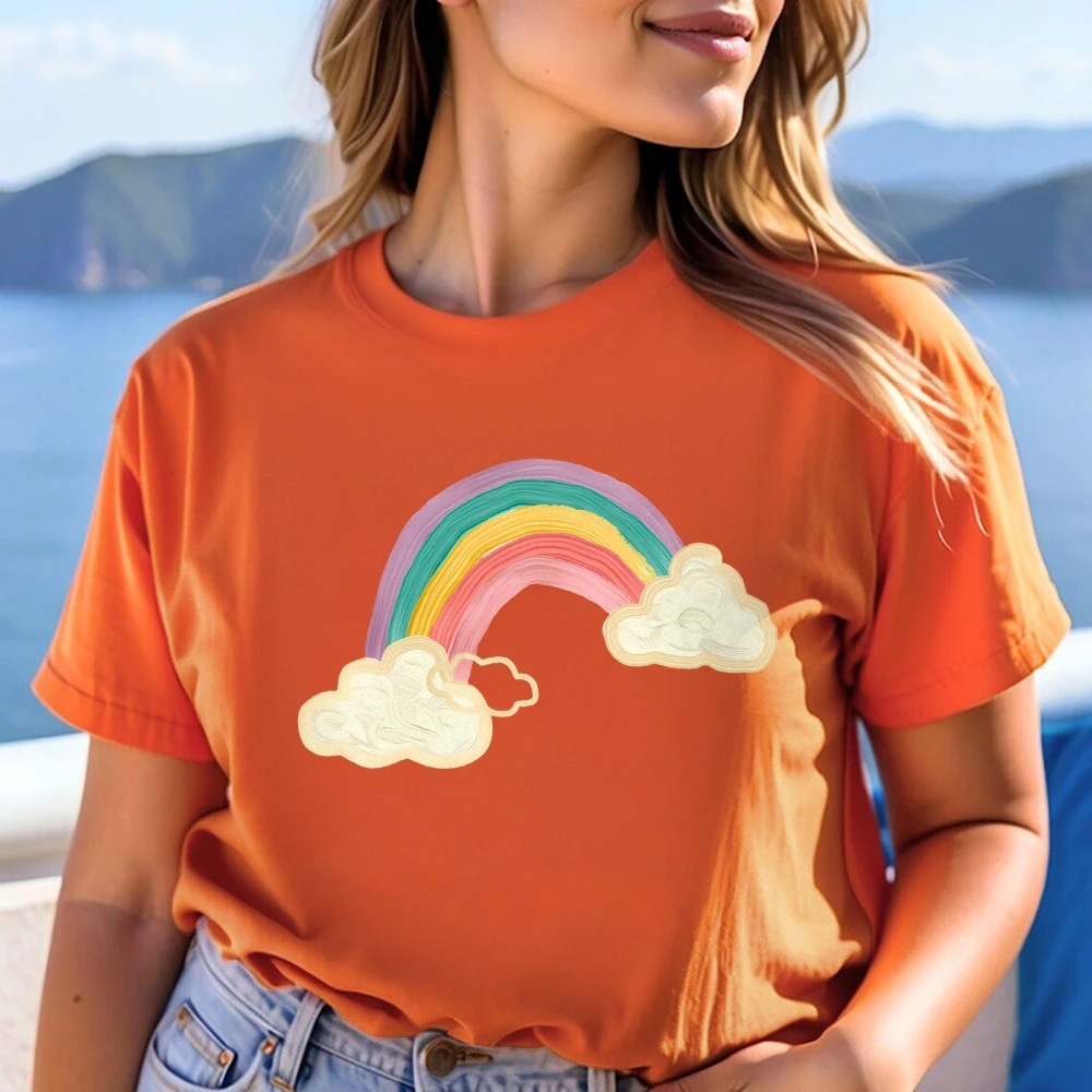 

Классический топ с круглым вырезом и короткими рукавами — стираный хлопок Y2K, милый сердечник, кофейные даты и игровые площадки, готовые дни