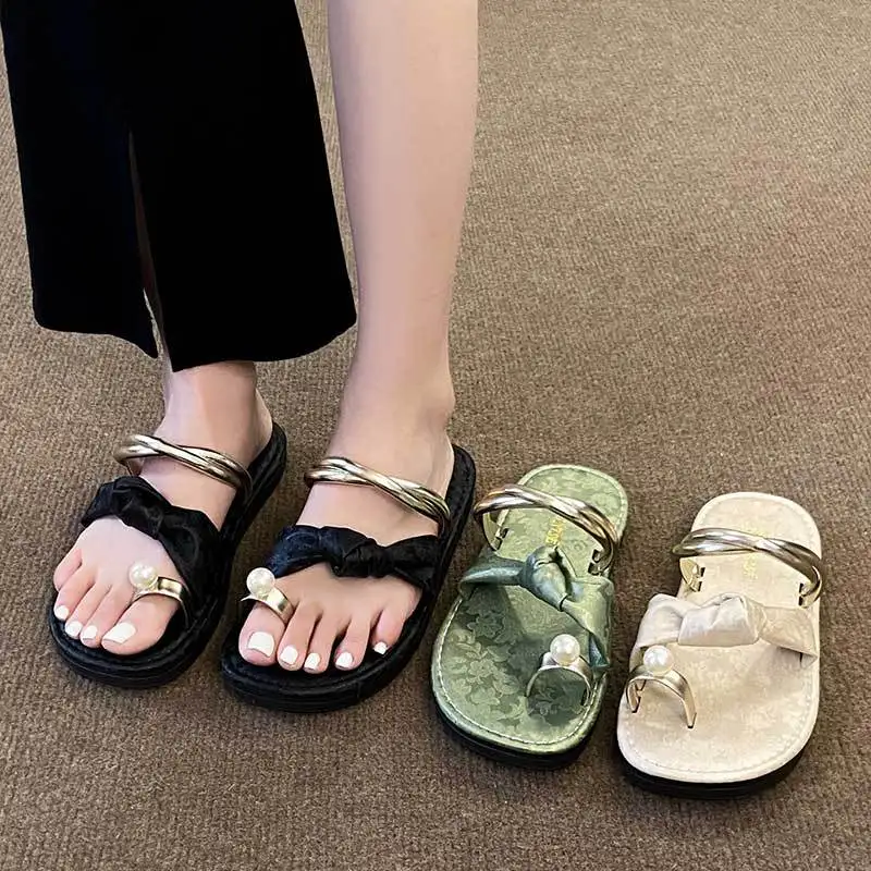 

French Niche High-end Flat Slippers for Women's Outerwear, A New Summer Fashion and Casual Flip-top Beach Flip-flops in 2025