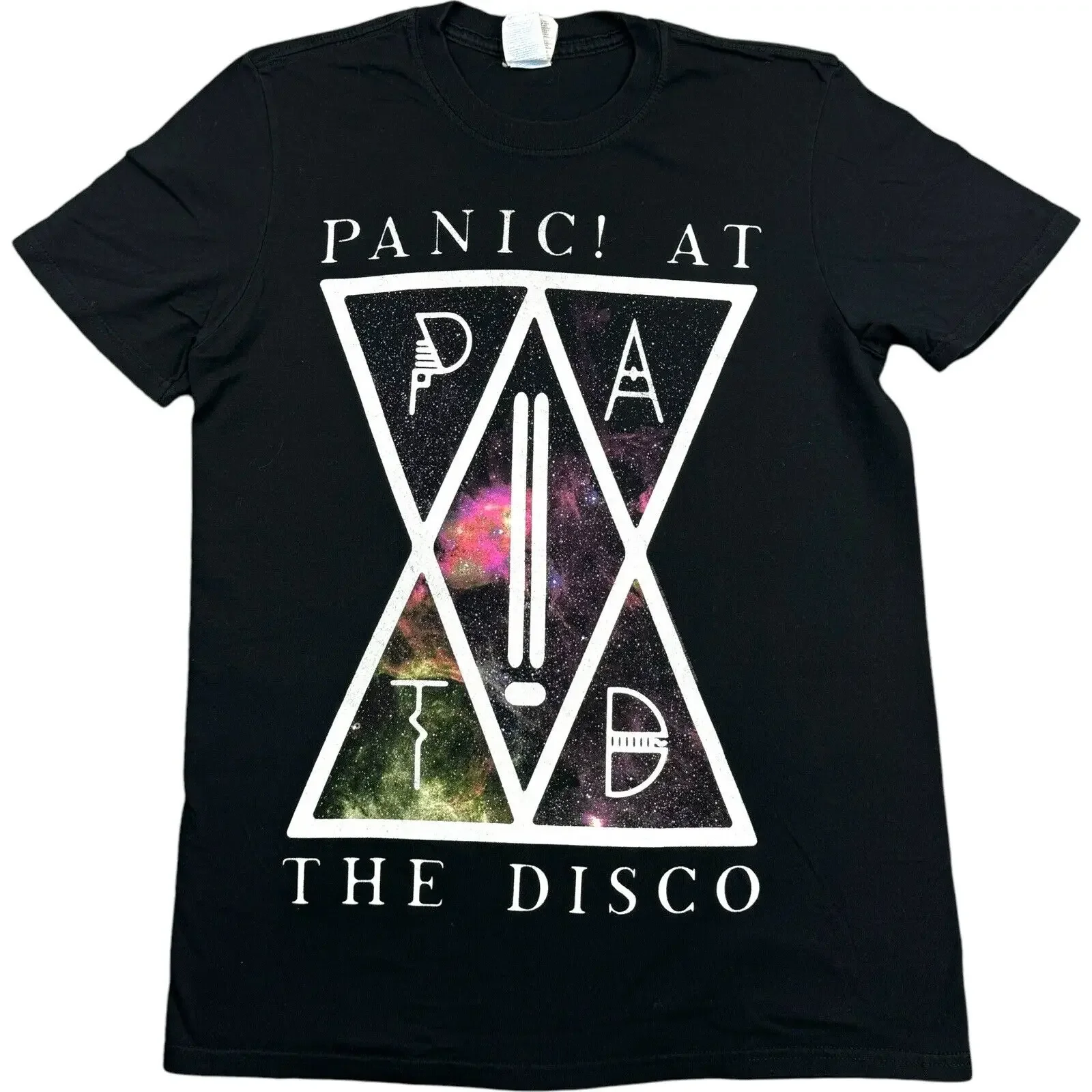 

_ Футболка средней длины с черным ремешком, футболка с эмо рок-группой