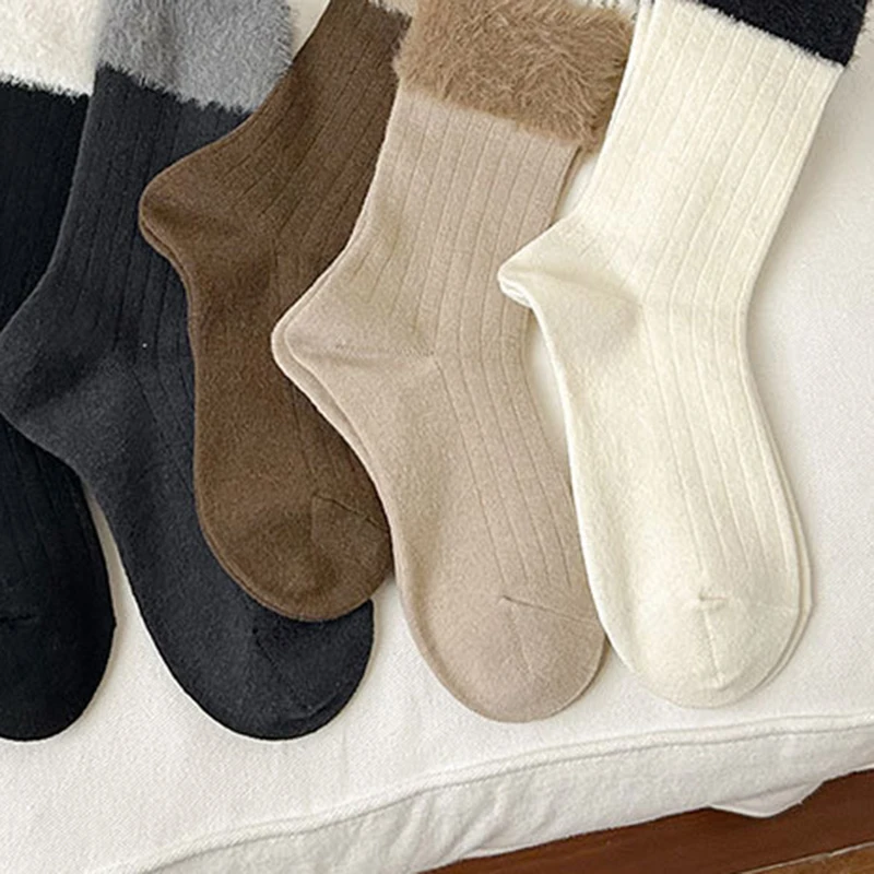 ถุงเท้าขนสัตว์แฟชั่นสำหรับผู้หญิง 1/5 คู่ สำหรับฤดูใบไม้ร่วงและฤดูหนาว ถุงเท้าขนหนานุ่ม อุ่นสบาย สไตล์เรโทร สีสันตัดกัน ถุงเท้าลำลองแบบซ้อน
