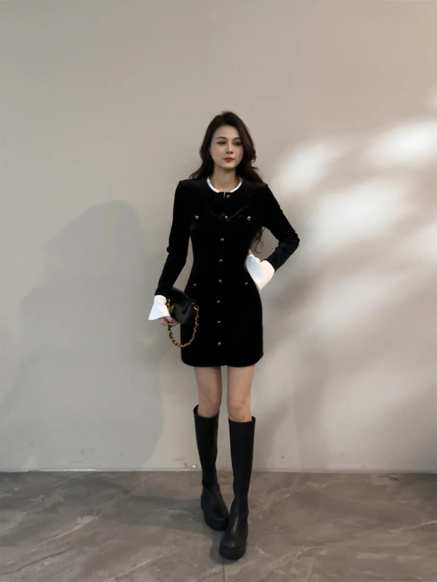 

Короткая юбка в клетку с пуговицами и длинными рукавами из бархатной ткани для женщин DT88, модная, в стиле пэчворк, черно-белая, контрастная.