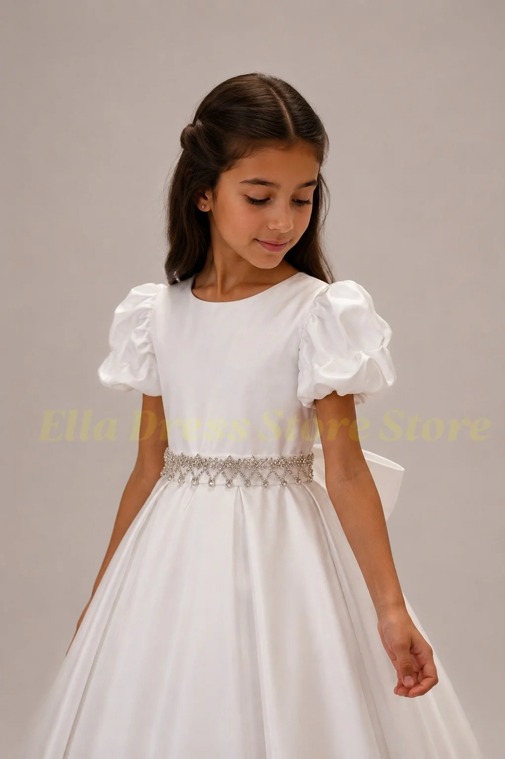 Hochwertiges weißes Satin-Blumenmädchenkleid für Hochzeiten, A-Linie, mit Perlenstickerei, Erstkommunionkleid, Kleid für kleine Brautjungfern, maßgeschneidert. – Detail 5