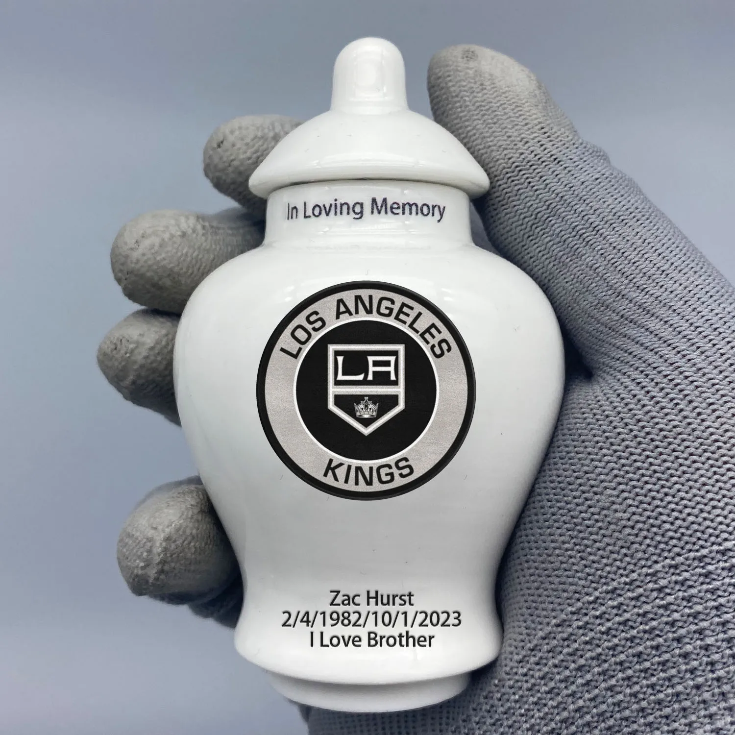 

Mini Urn for Los Angeles Kings-Hockey themed customize.Send me the name/date you want to appear on the urn by Remarks Message