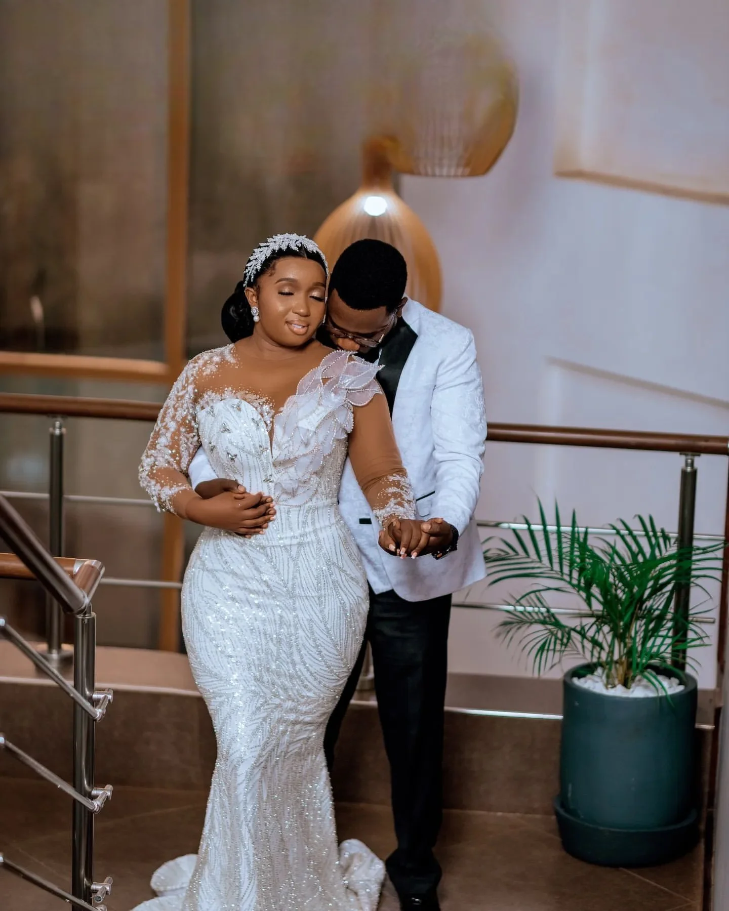 تخصيص فساتين الزفاف حورية البحر الأبيض الأزهار مطرز بلورات مطرزة الدانتيل فساتين الزفاف مذهلة