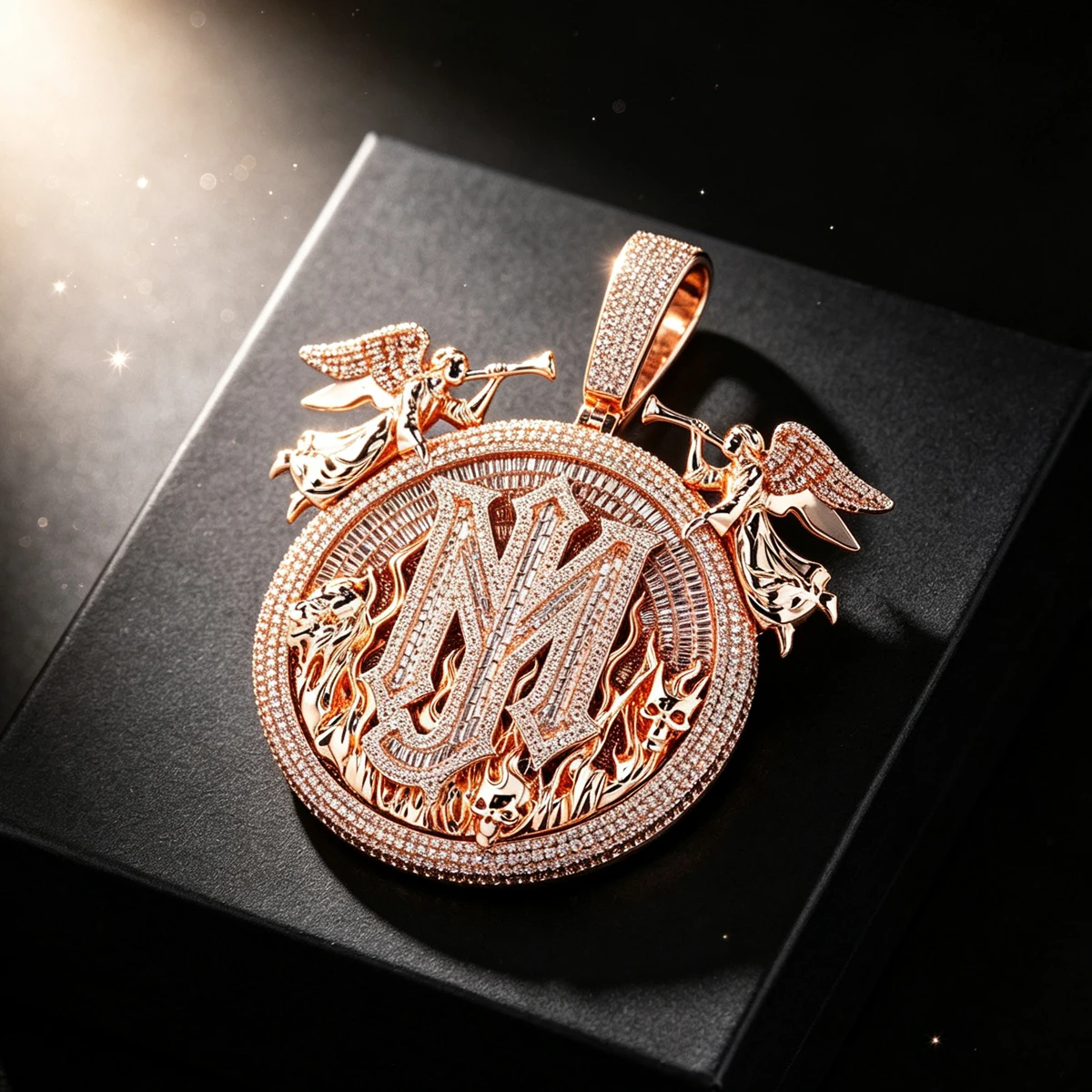 Colgante de circonita cúbica chapado en oro rosa de 18K, estilo hip hop, con diseño 3D de calavera de diablo de fuego y león, joyería de declaración, regalos de joyería fina para hombres, amigos, con incrustaciones de circonitas, colgante con medallón de dos trompetas de ángel y letras M y J, para rapero, estilo urbano, adorno unisex brillante para fiestas en clubes y uso diario.