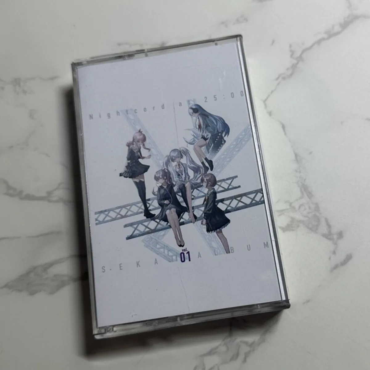 

25-ji, Ночной код Де. SEKAI ALBUM Vol.1: Аниме-музыка на кассете, коллекция вокал-треков от японских виртуальных певцов для фанатов игр и аниме