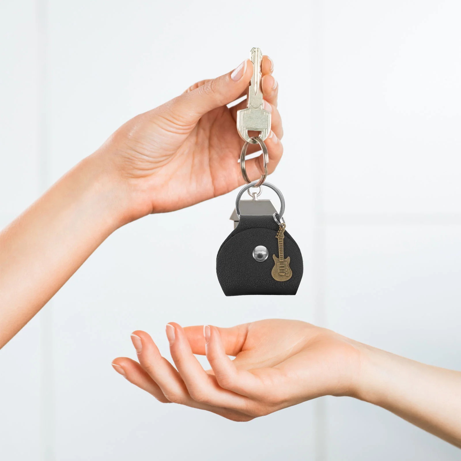 

2pcs Guitar Pick Holder Keychain Case For Picks Storage Organizer Portable Multi-Function Accessory Gift Guitar Stuff