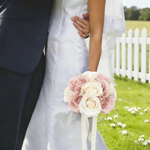 Imagen 2 del producto Ramos De boda para novia, ramo De flores artificiales para novia con pétalos falsos, ramo De rosas para dama De honor, centros De mesa De boda