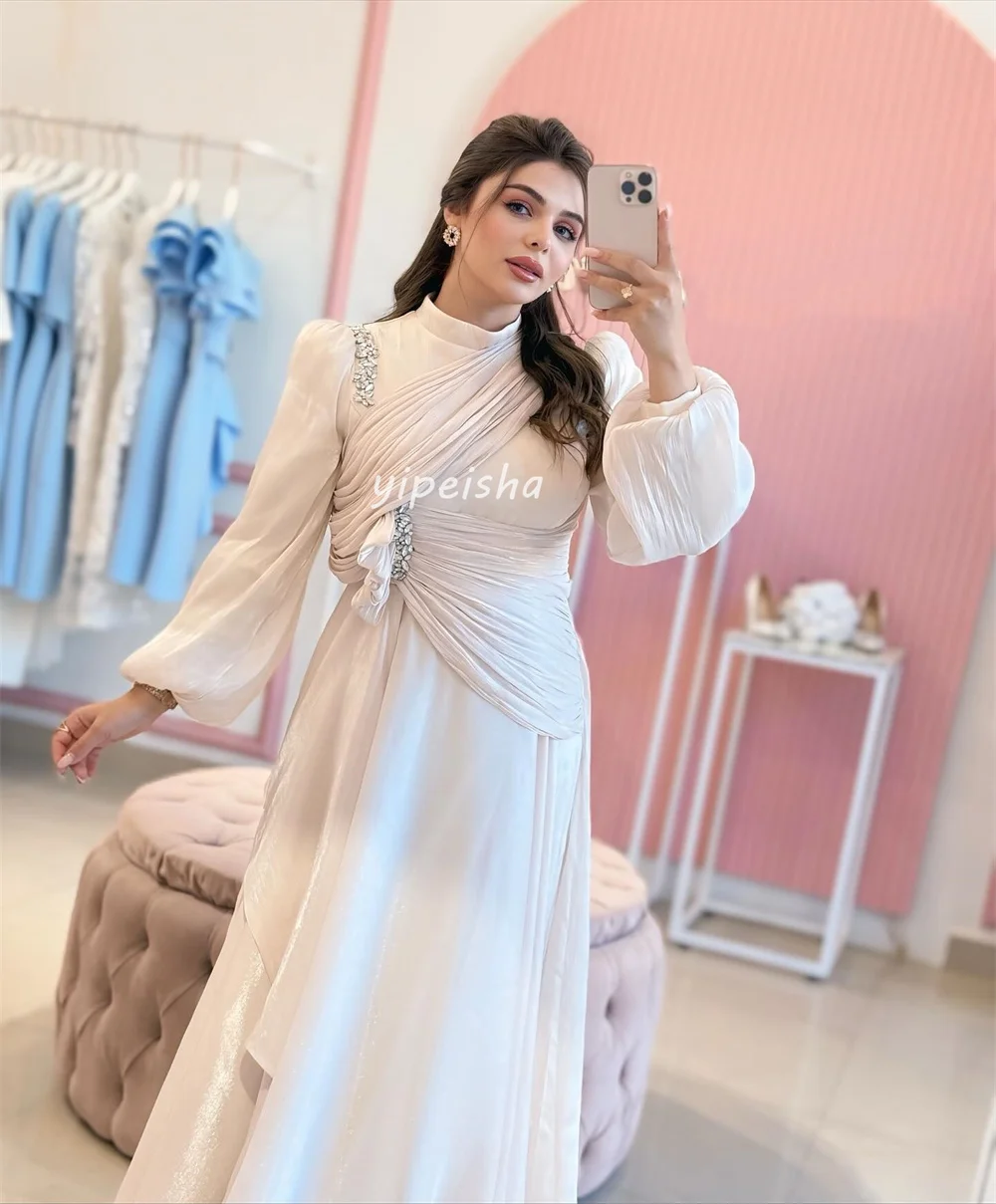 Vestidos largos de cuello alto drapeados con pliegues de diamantes de imitación a juego intrincados personalizados Vestidos para ocasiones a medida Tallas disponibles
