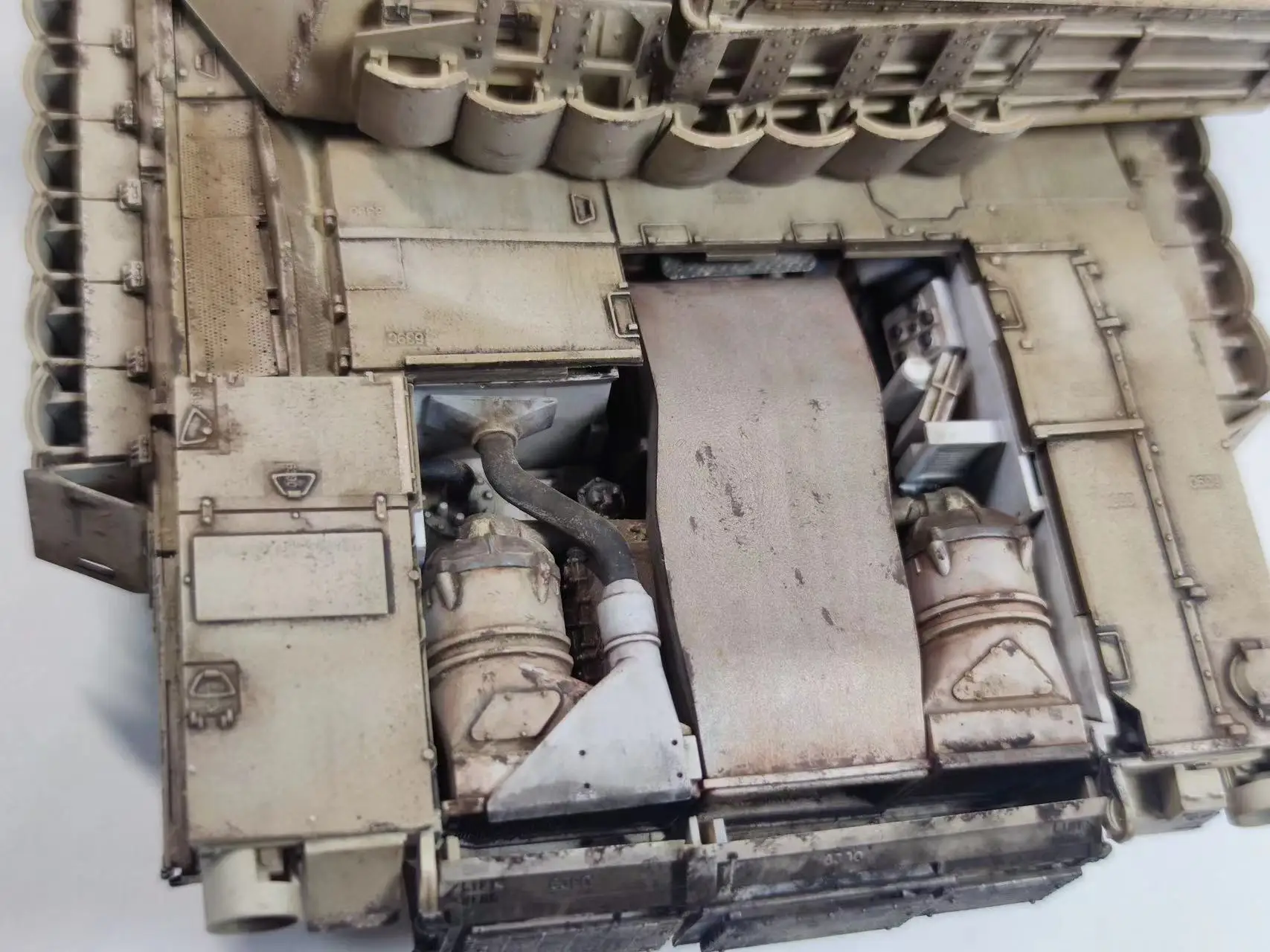 1/35 American M1A2 main battle tank in desert livery. Fully internalized, high-end OEM finished model