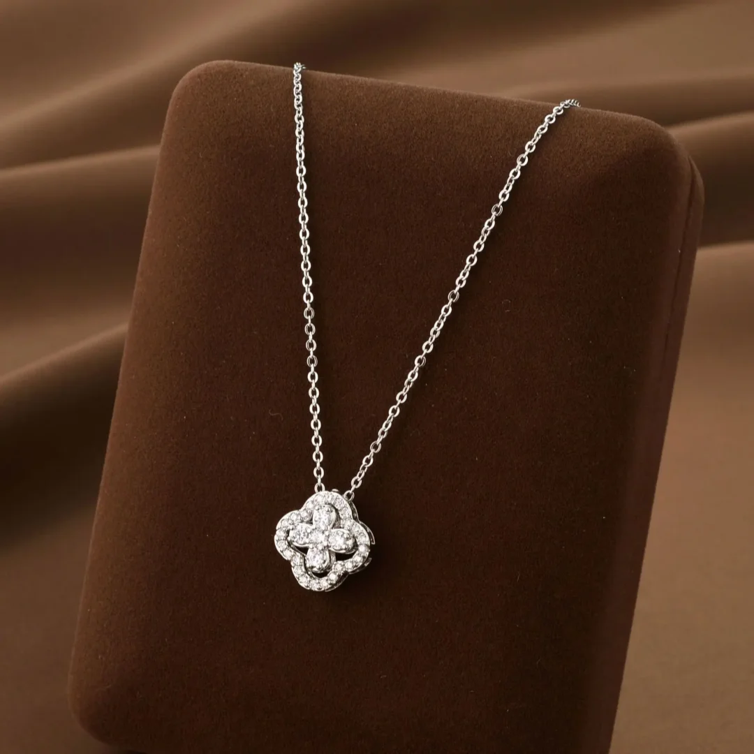 Classic Four-Leaf Clover Pendant Women's Necklace, Exquisite and Luxurious Fashion Collarbone Chain Jewelry image 4