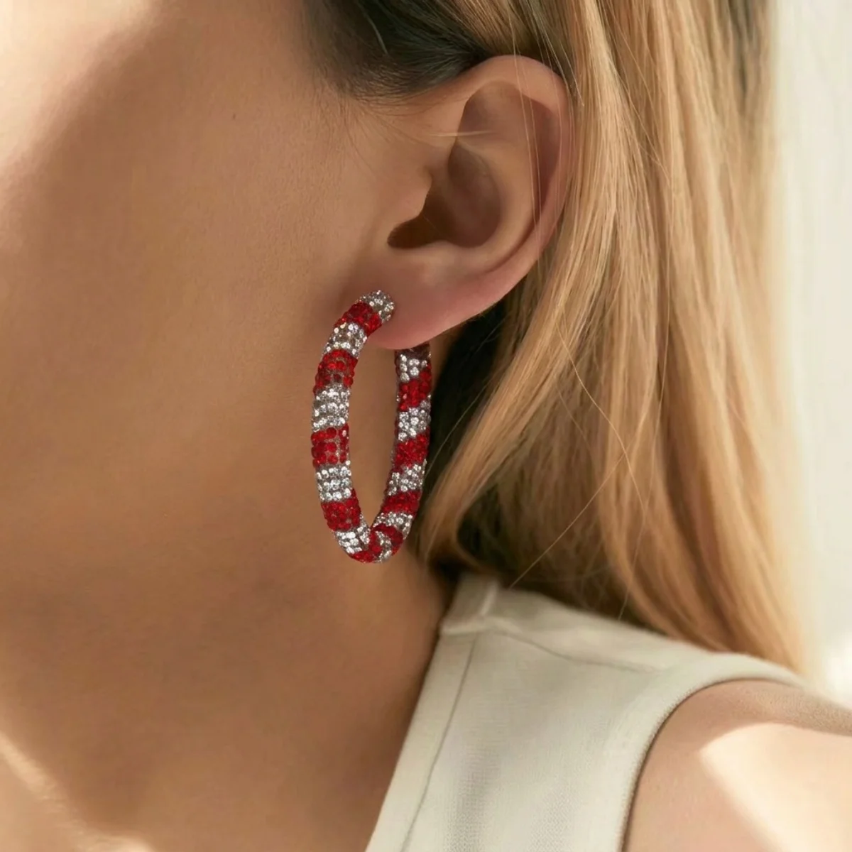 Weihnachtliche Vollrot-Weiß-Strass-Zuckerstangen-Creolen für Damen, Glänzende Gedrehte Streifen-Kreis-Ohrringe Schmuck – Detail 4