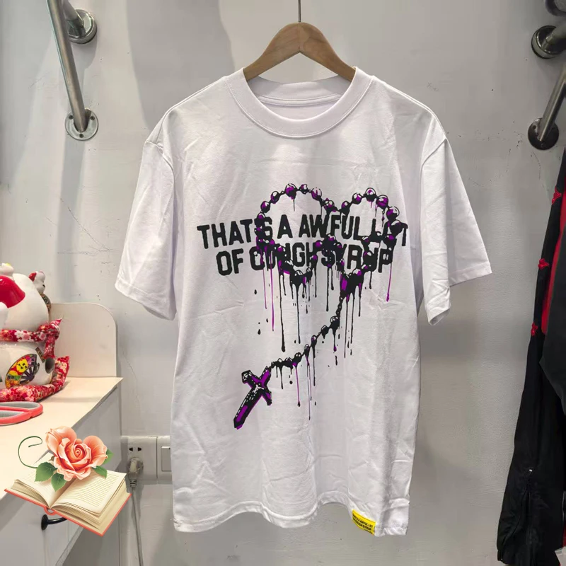 

That's A Awful Lot of Cough Сироп спереди Фиолетовое сердце Крест Ожерелье Футболка с принтом Мужчины Женщины Назад Женский Бармен Футболка с принтом