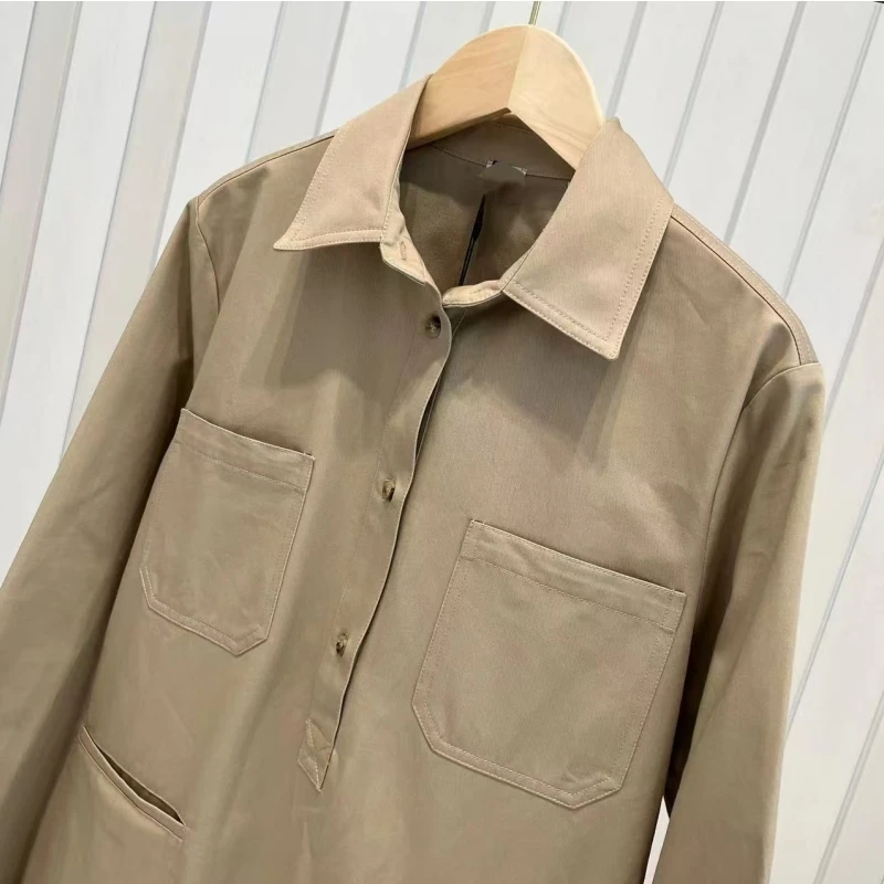 Nordic Herbst neues einfaches lockeres dunkelbeiges Baumwollhemd mit halboffenem Kragen und aufgesetzter Tasche und langen Ärmeln