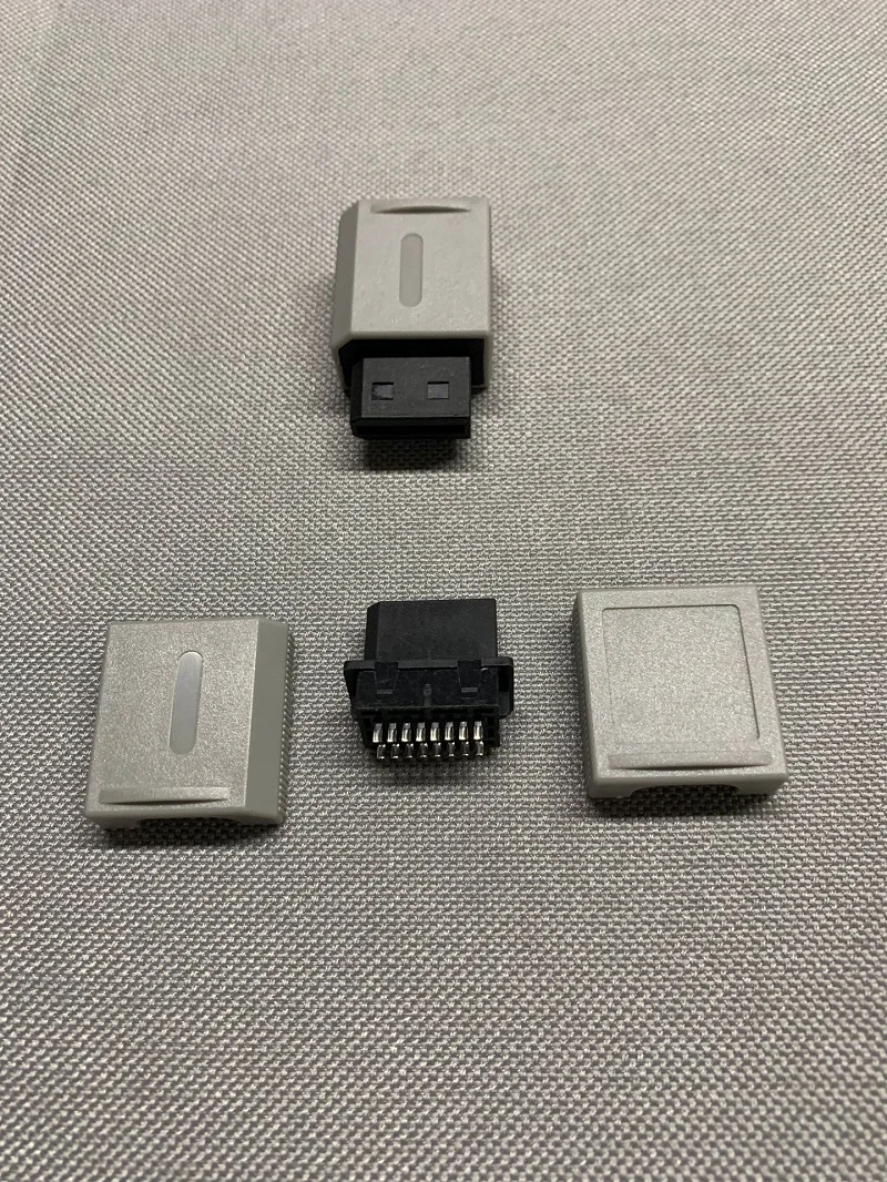 Collegare lo slot del connettore dell'interfaccia della presa della porta per la spina del cavo maschio wii 16P colore grigio nero