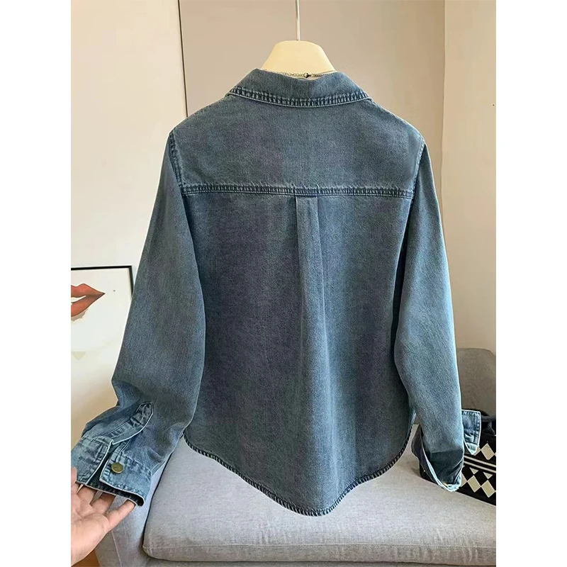 เสื้อแจ็คเก็ตยีนส์ผู้หญิงแบบต่อผ้า รุ่นใหม่ ฤดูใบไม้ผลิ-ฤดูใบไม้ร่วง ปี 2026 สไตล์ลำลอง ทรงหลวม กระดุมแถวเดียว สีน้ำเงิน แฟชั่นอเนกประสงค์ มีกระเป๋า ปกเสื้อแบบปกเชิ้ต