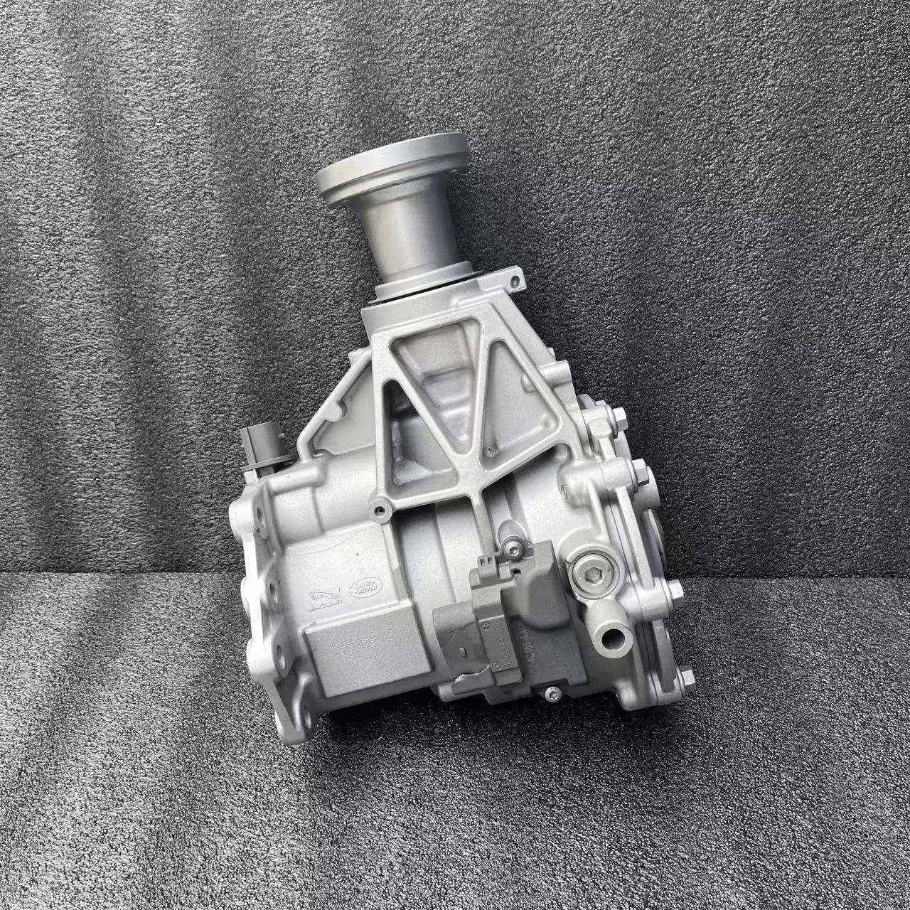 

Suitable for 2015-2024 Discovery Sport, Range Rover, Evoque LR117516 Power Transmission Box Front Transfer Case