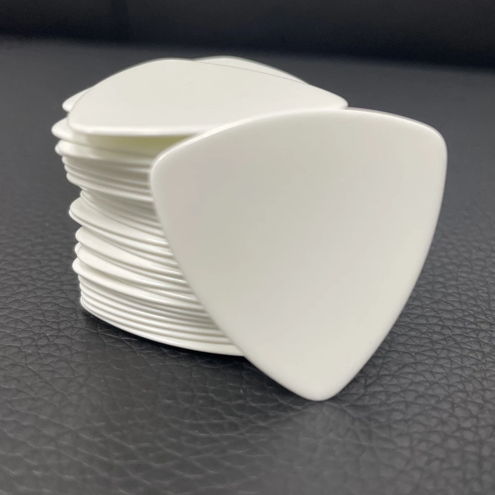 

Lots of 50pcs 0.71mm 0.96mm Big Rounded Triangle Celluloid Guitar Picks Solid White