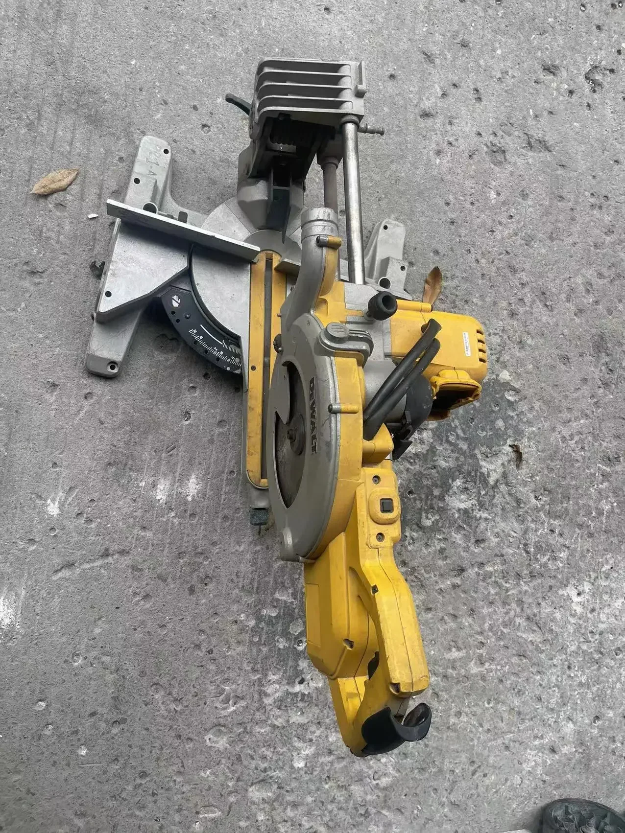 DeWalt Dcs778 Cross cut / Mitre saw，tool ONLY ，second hand，60volt