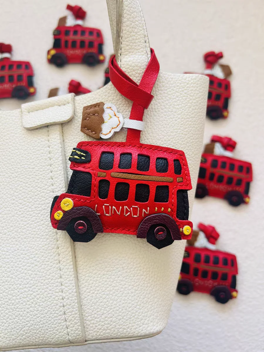 Handgefertigter Vintage Leder-Anhänger in Form eines roten Londoner Doppeldeckerbusses mit Gebäck-Akzent – Stilvoller Anhänger für Handtaschen & Rucksäcke – Detail 5