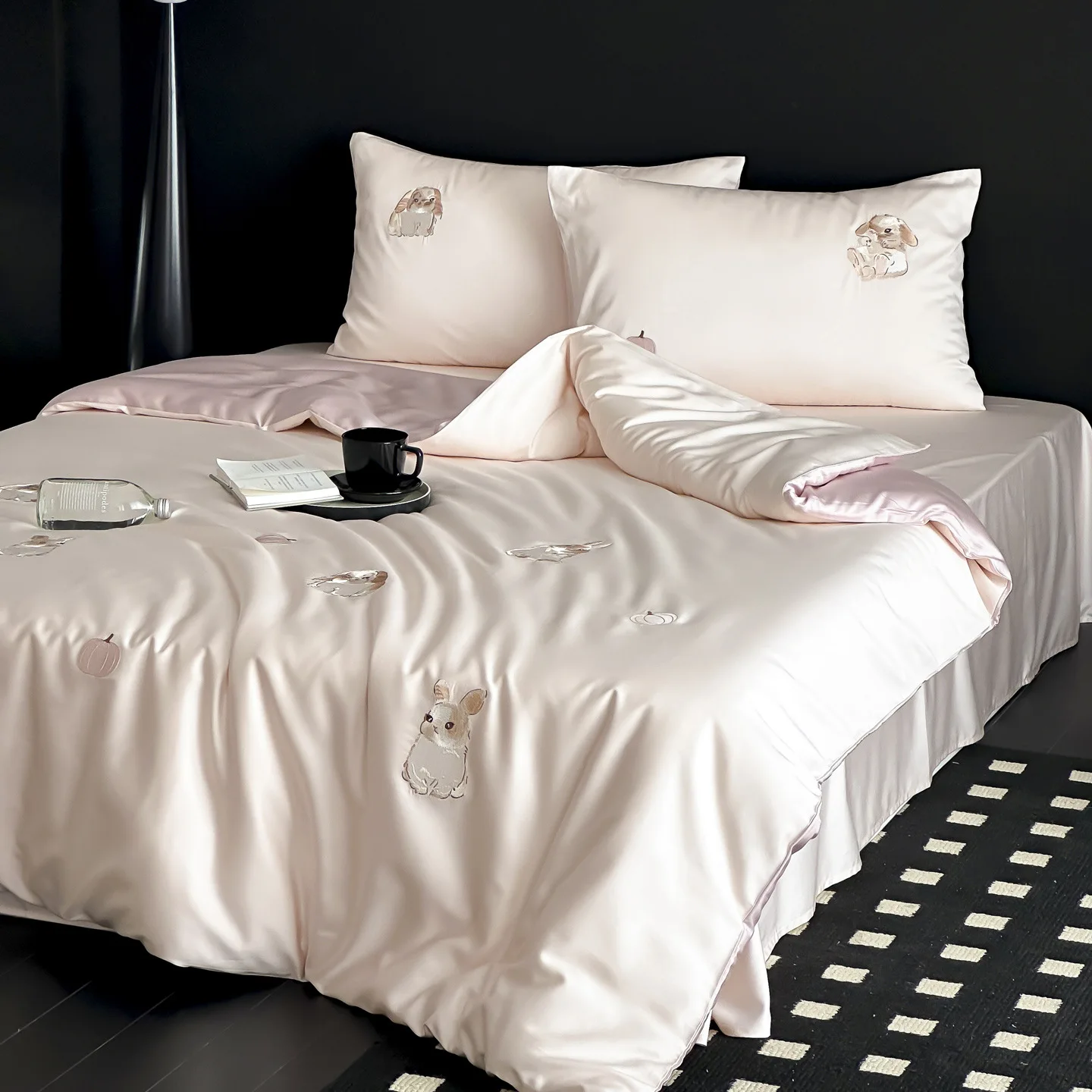 

High Quality Lyocell Fiber Bedding Set Luxury Cartoon Embroidered Ice Silk Duvet Cover Sets with Sheet Queen King Size Bed Sets