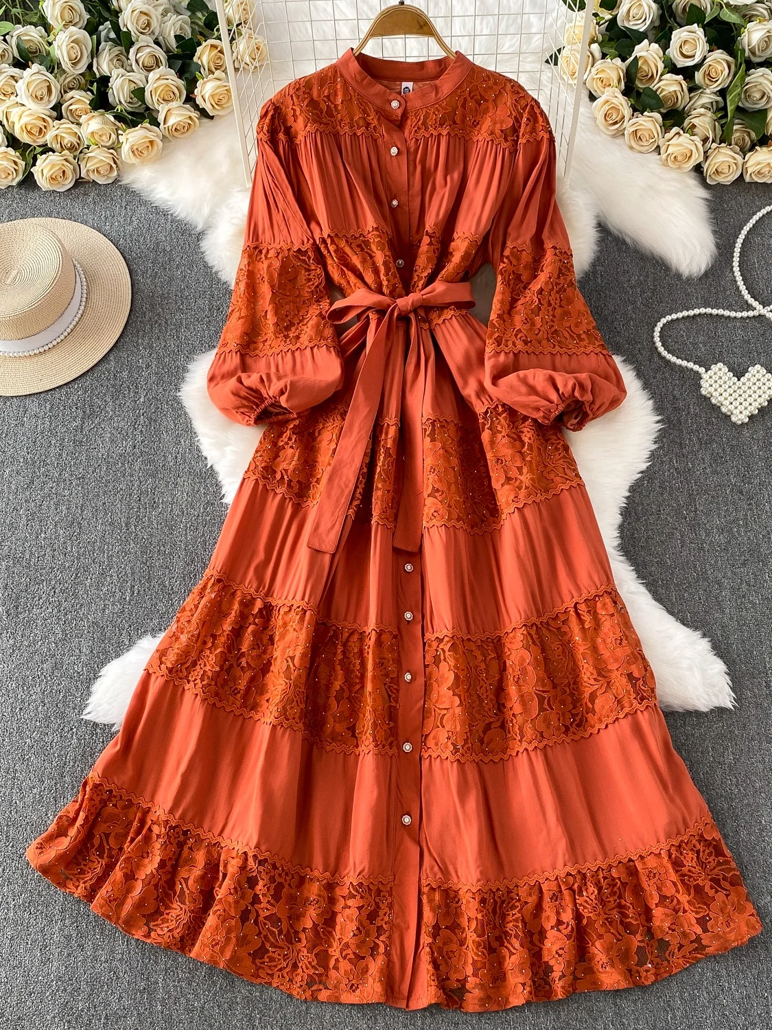 エレガントなラウンドネックレースロングドレス レディース 秋 シングルボタン ウエストシェイプ ダイヤモンド装飾 Aラインスカート 通勤スタイル