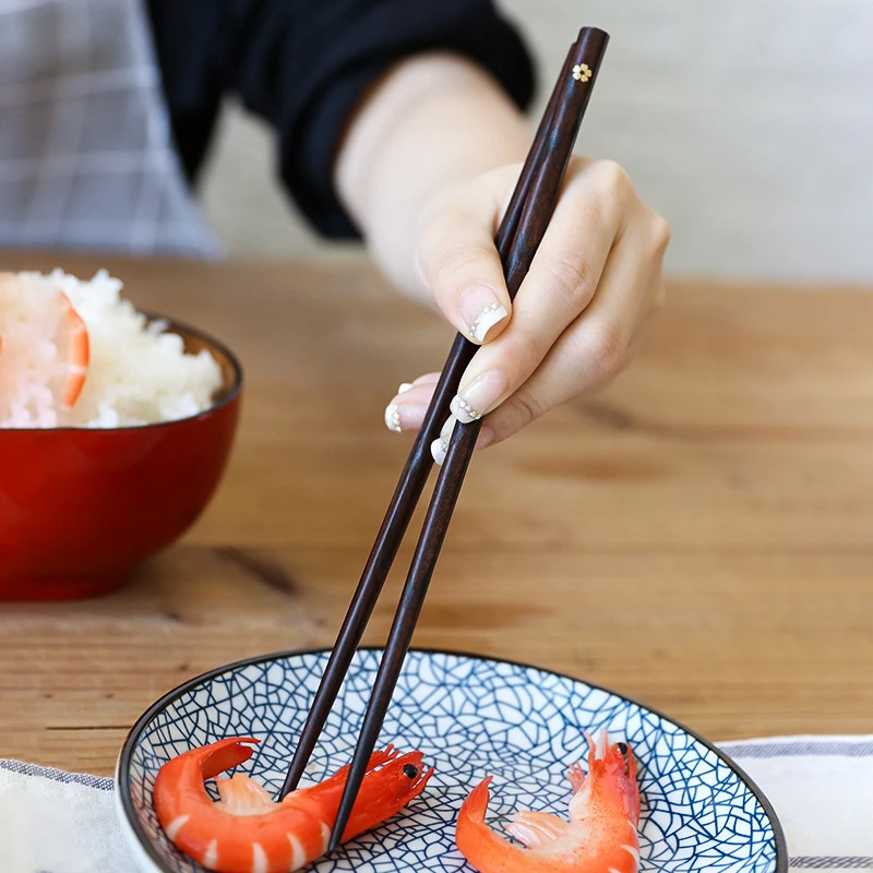 

Japanese Style Wooden Pointed Chopsticks with Flower Pattern Non-slip Sushi Sticks Insulated Noodle Chopsticks Kitchen Tableware