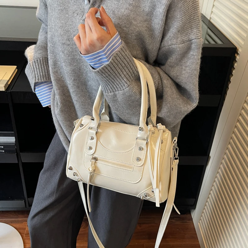 Modische Nieten-Handtasche mit großem Fassungsvermögen, europäische und amerikanische Bowling-Motorrad-Handtasche, Umhängetasche für Damen – Detail 8