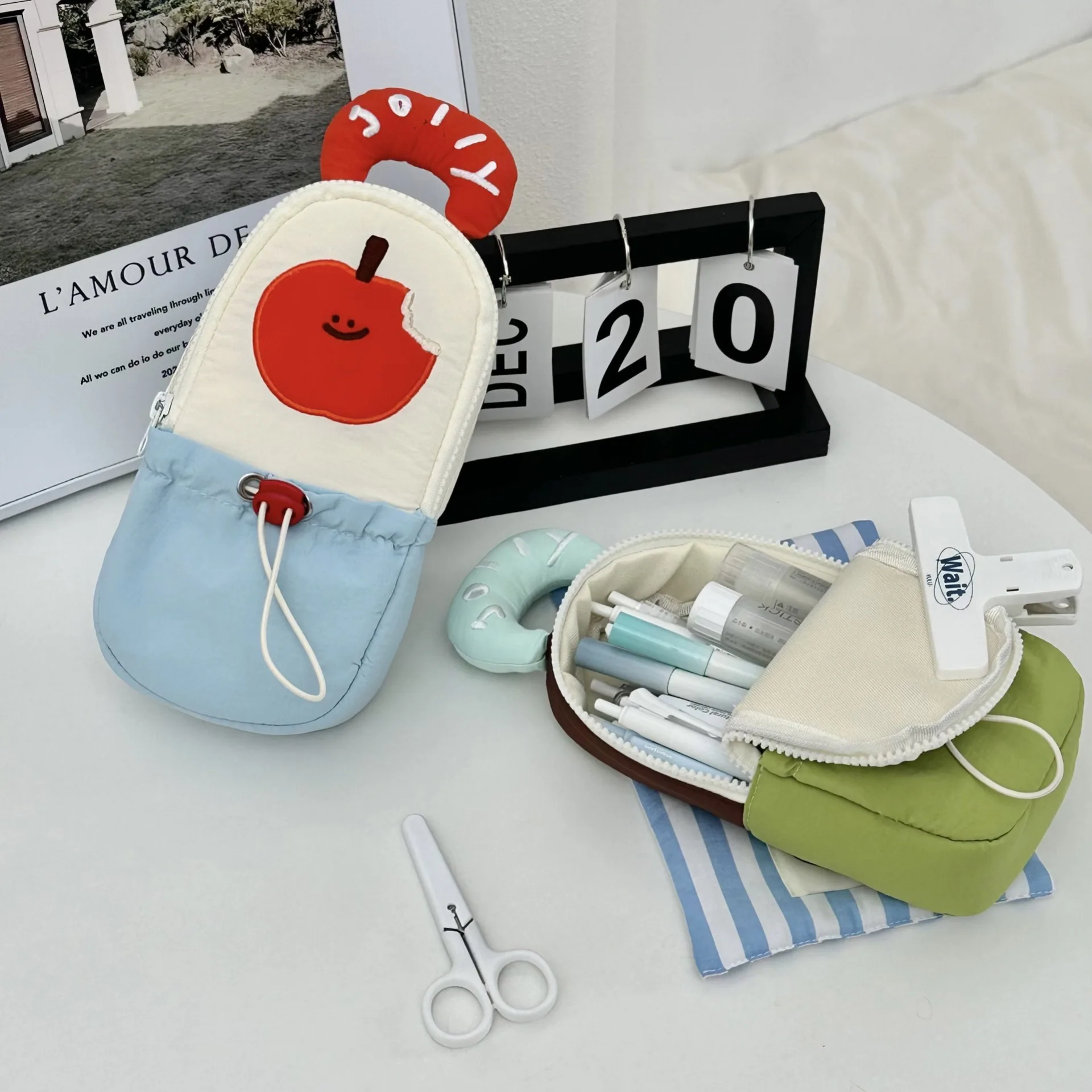 Astuccio per matite estetico di grande capacità Cartoon Ins per studenti delle scuole superiori Organizzatore di cancelleria portatile in piedi