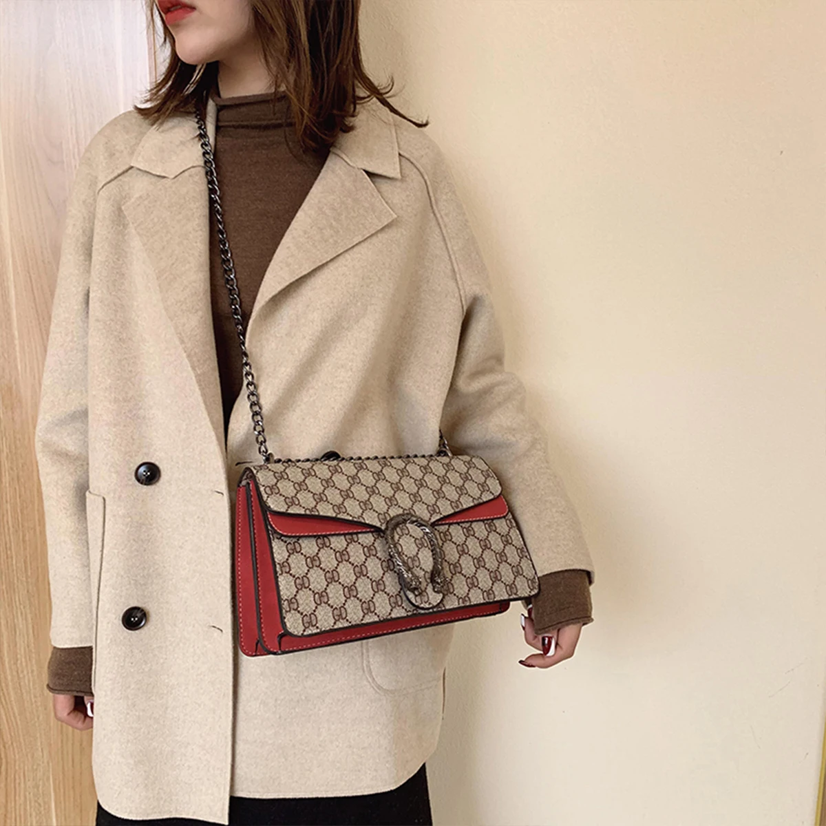 

Geometric Letter Print Fashion Womens PU Shoulder Bag Inverted U Logo Zipper Chain Strap Perfect for Commute Shopping Use