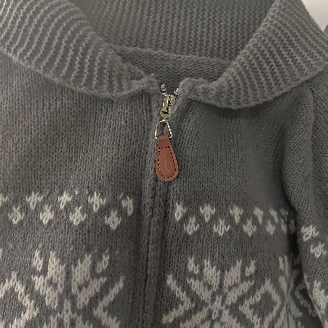 2025 خريف شتاء جديد ريترو كتلة اللون الجاكار فضفاضة طويلة الأكمام المرأة تنوعا معطف تريكو غير رسمي