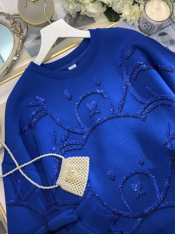 

Толстовка оверсайз цвета Кляйн синий, с тяжелой отделкой и стразами, осенне-зимняя, теплая и комфортная.