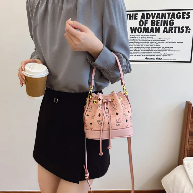 

2025 Cute Bear Print Bucket Bag, Lovely Shoulder Purse for Women, Adorable Top Handle Crossbody Sweet Day to Night Tote Charming