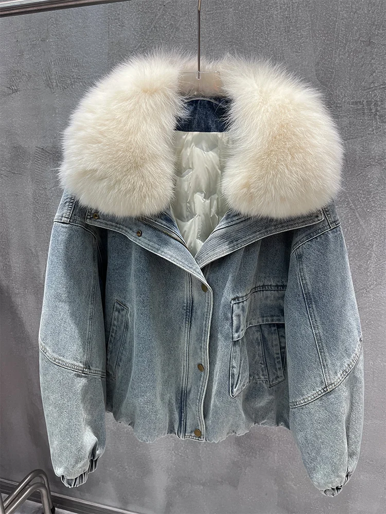 سترة نسائية شتوية جديدة لعام 2025 من قماش الدنيم ملابس خارجية فاخرة معاطف نسائية بياقة من فرو الثعلب الحقيقي سترة من ريش الإوز الطبيعي تخفيضات كبيرة